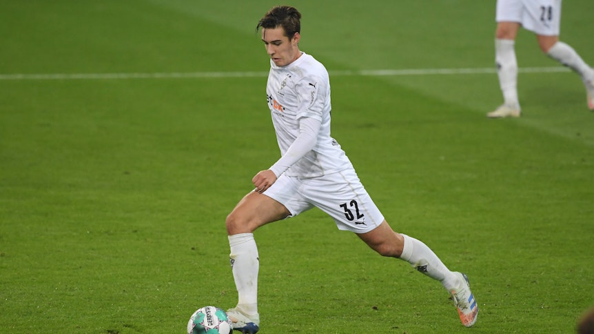 Nationalspieler Florian Neuhaus von Borussia Mönchengladbach schießt beim Bundesligaspiel gegen Schalke 04 auf das gegnerische Tor.