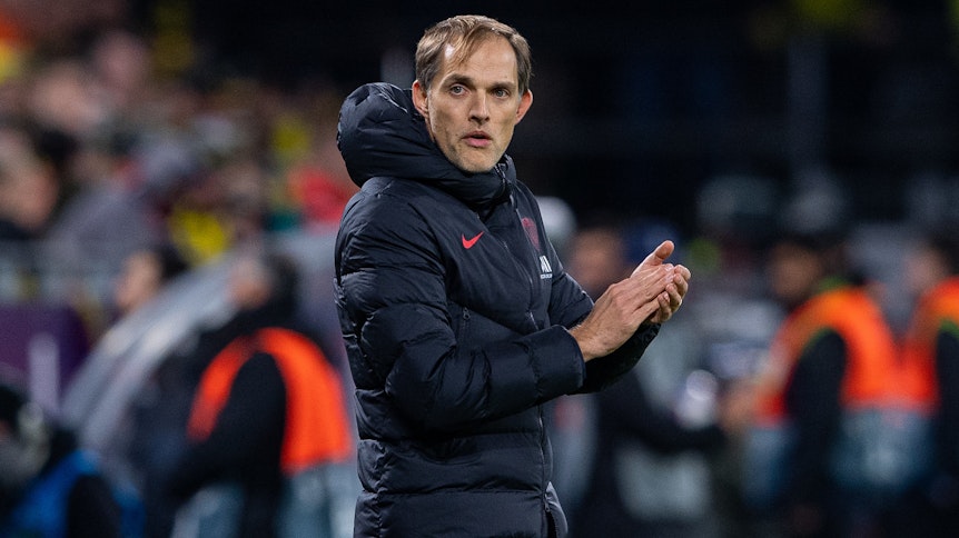 PSG-Trainer Thomas Tuchel steht beim Champions-League-Achtelfinale gegen Borussia Dortmund im Februar 2020 an der Seitenlinie und applaudiert.