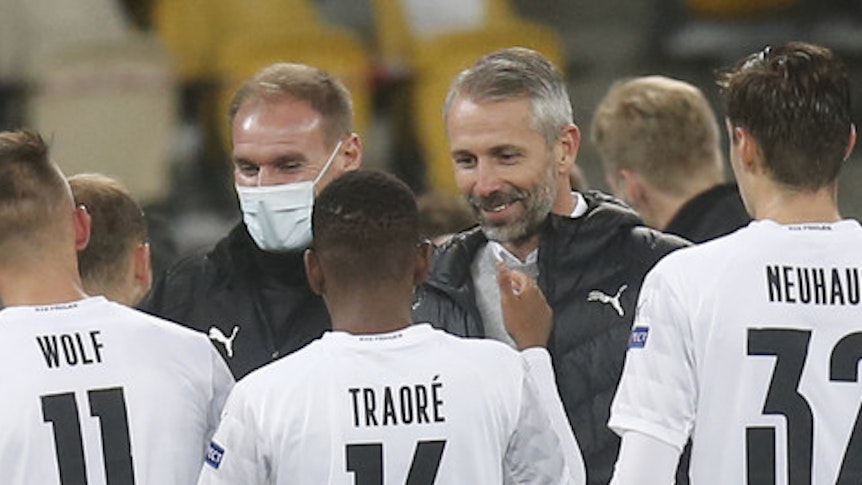 Gladbach-Trainer Marco Rose klatscht Spieler der Borussia ab.