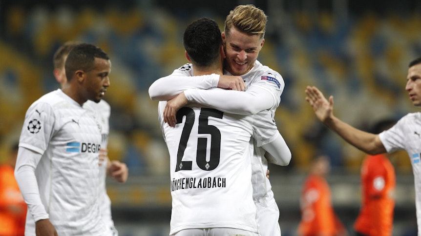 DasTeam von Borussia Mönchengladbach feiert nach dem Spiel in Kiew mit dem Trainerteam den furiosen 6:0-Sieg gegen Schachtar Donezk.