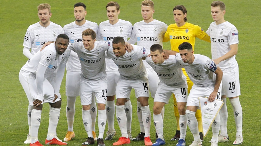 Borussias Spieler stellen sich zum Gruppenfoto vor dem Anpfiff des Champion-League-Duelles in Kiew gegen Schachtar Donezk.