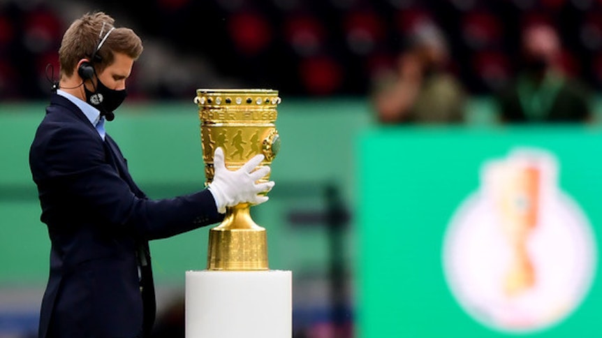 Der DFB-Pokal wird vor Spielbeginn auf ein Podest im Berliner Olympiastadion gestellt.