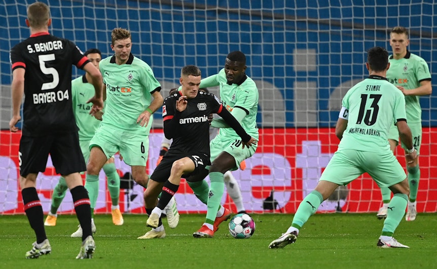 Borussias Marcus Thuram im Zweikampf mit Leverkusens Florian Wirtz.
