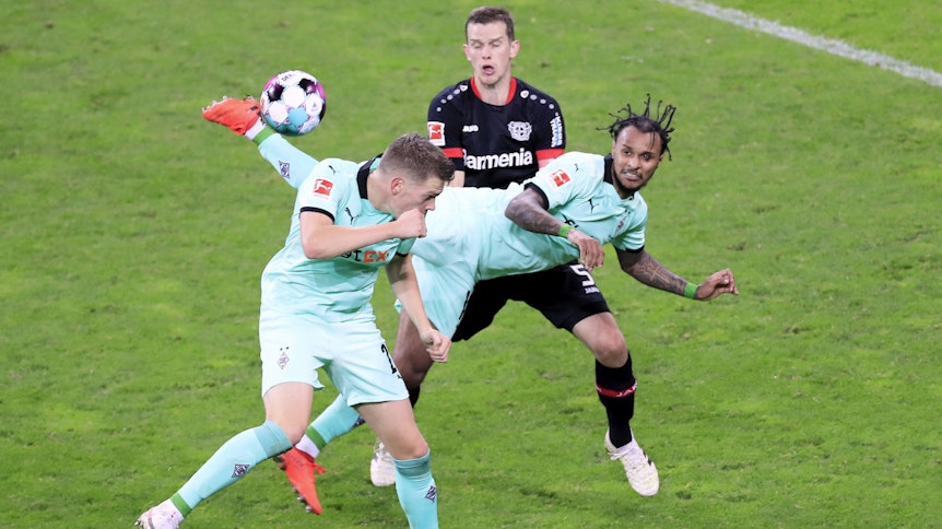 Valentino Lazaro (r.) erzielt per Hacke ein Tor gegen Bayer Leverkusen.