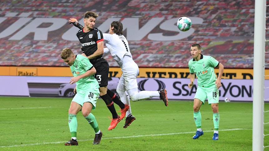 Lucas Alario (M.) köpft für Bayer Leverkusen zum 2:2 gegen Mönchengladbach ein. Borussias Verteidiger Nico Elvedi (l.) und Schlussmann Yann Sommer (r.) können den Angreifer nicht daran hindern.