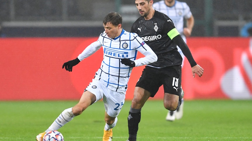 Mönchengladbachs Lars Stindl (r) und Mailands Nicolo Barella kämpfen um den Ball.