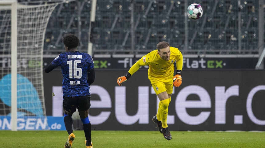 Borussias Torwart Tobias Sippel (r.) eilt gegen Herthas Javairo Dilrosun (l.) aus dem Tor.