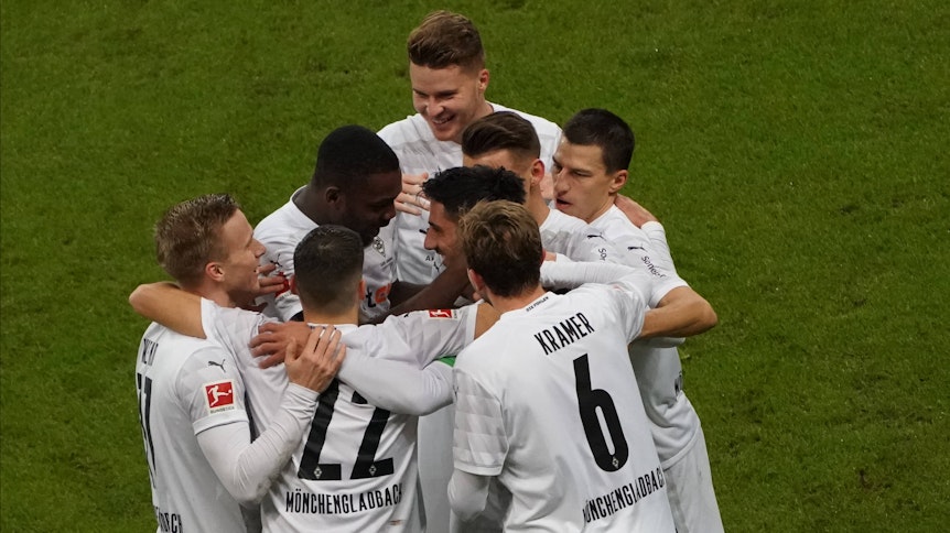 Das Team von Borussia Mönchengladbach bejubelt den Treffer zum 1:0 durch Kapitän Lars Stindl (Mitte) am 15. Dezember 2020 bei Eintracht Frankfurt.