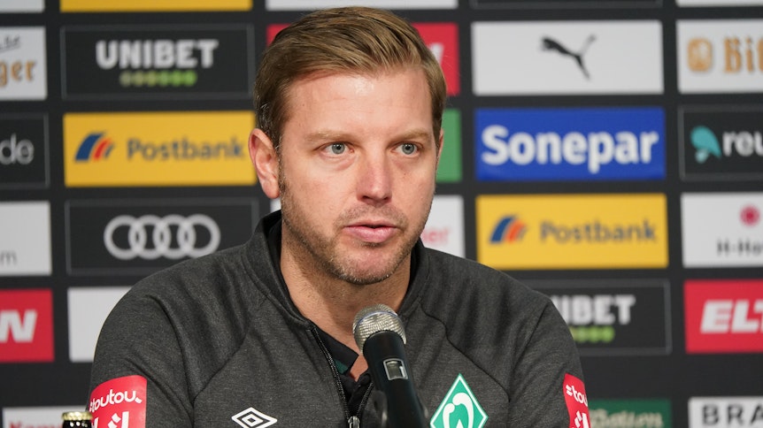 Bremens Trainer Florian Kohfeldt bei einer Bundesliga-Pressekonferenz im November 2019 im Gladbacher Borussia-Park.