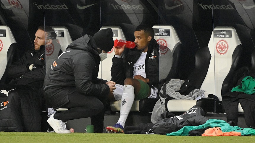 Borussias Top-Stürmer Alassane Plea wurde nach seiner Auswechslung im Spiel bei Eintracht Frankfurt behandelt.