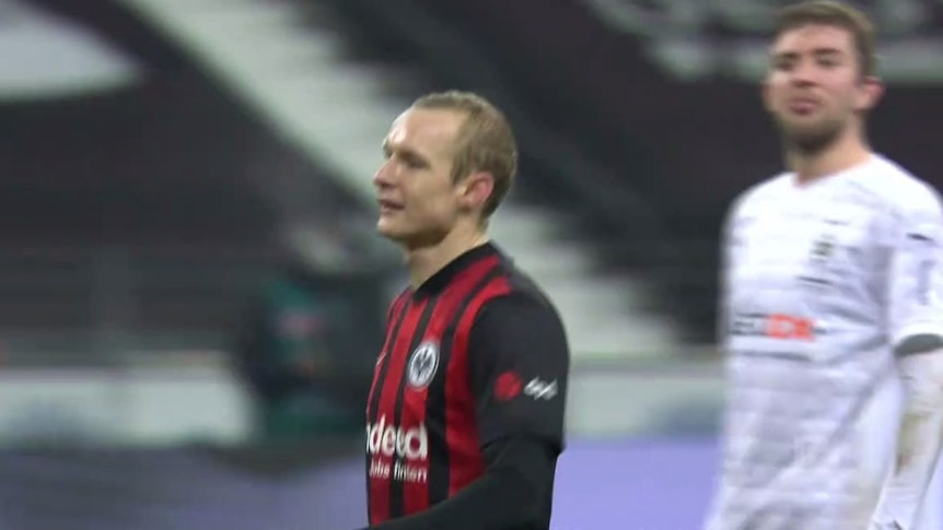 Borussias Mittelfeldspieler Christoph Kramer spuckt in Richtung von Frankfurts Sebastian Rode. Ob das Absicht war, lässt sich auf den Bildern nicht eindeutig erkennen.