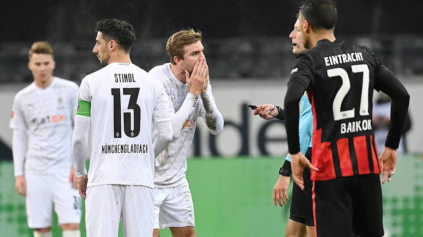 Borussias Mittelfeldspieler Christoph Kramer (Mitte)bei einer Diskussion mit Schiedsrichter Benjamin Cortus während des Bundesliga-Spiels bei Eintracht Frankfurt am 15. Dezember 2020.