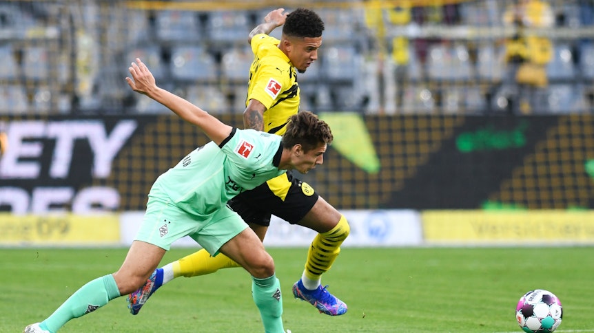 Gladbachs Florian Neuhaus (l.) bekommt es beim Saisonauftakt mit Dortmund Jadon Sancho (r.) zu tun.