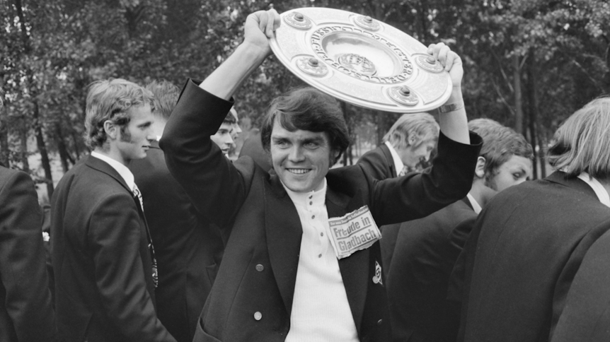 Borussias Herbert Laumen feiert 1971 die Deutsche Meisterschaft.