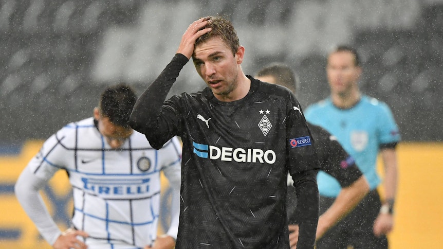 Christoph Kramer, Mittelfeldspieler der Gladbacher Borussia, fasst sich im Champions-League-Spiel gegen Inter Mailand an den Kopf.