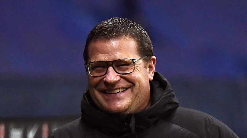 Max Eberl, Manager der Gladbacher Borussia, hier beim Bundesliga-Spiel in Frankfurt am 15. Dezember 2020, lächelt in die Kamera eines Fotografen.