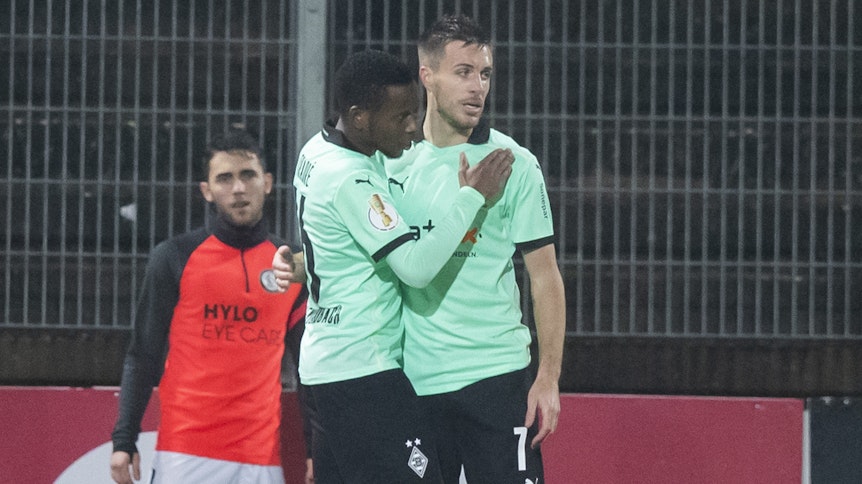 Gladbachs Offensivspieler Patrick Herrmann (r.) jubelt im Elversberger Stadion nach seinem Tor zum 0:4 mit Teamkollege Ibrahima Traore (l.).