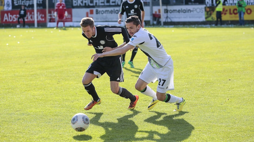 2014 trat Borussia Mönchengladbach erstmals bei einem Freundschaftsspiel gegen die SV Elversberg an (Auf dem Foto sieht man Ex-Gladbacher Julian Korb (r.) im Zweikampf mit dem damaligen Elversberger Christian Grimm.