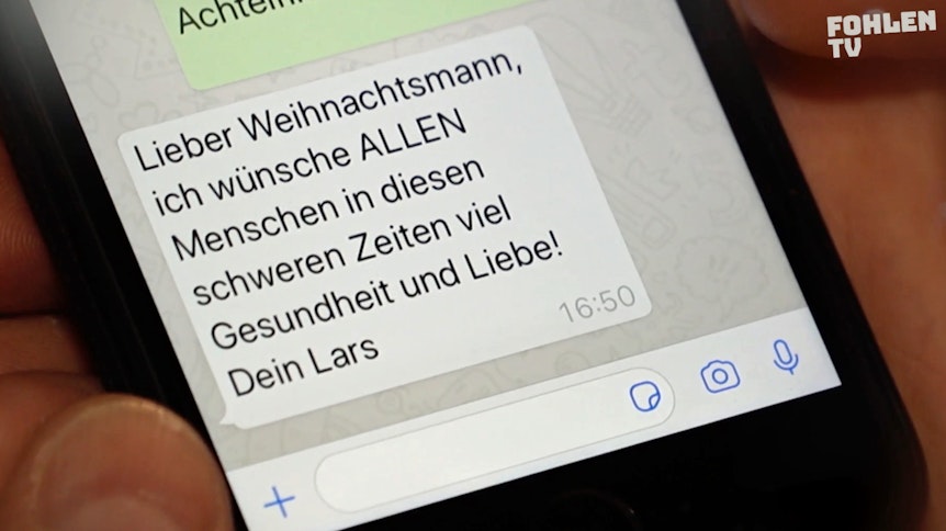 Gladbach-Kapitän Lars Stindl sendet symbolisch zu Heiligabend dem Weihnachtsmann via Smartphone eine SMS.