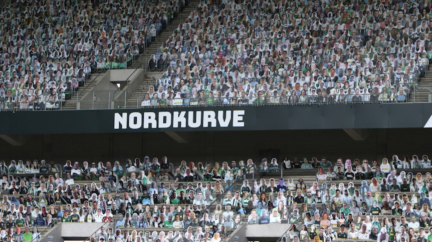 20.000 Pappkameraden zierten die Tribünen im Borussia-Park während des Bundesliga-Spiels gegen Hertha BSC am 34. Spieltag der Saison 2019/20, am 27.06.2020.