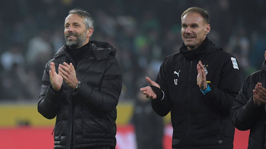Borussia-Coach Marco Rose (l.) und Co-Trainer Alexander Zickler (r.) klatschen in die Hände.