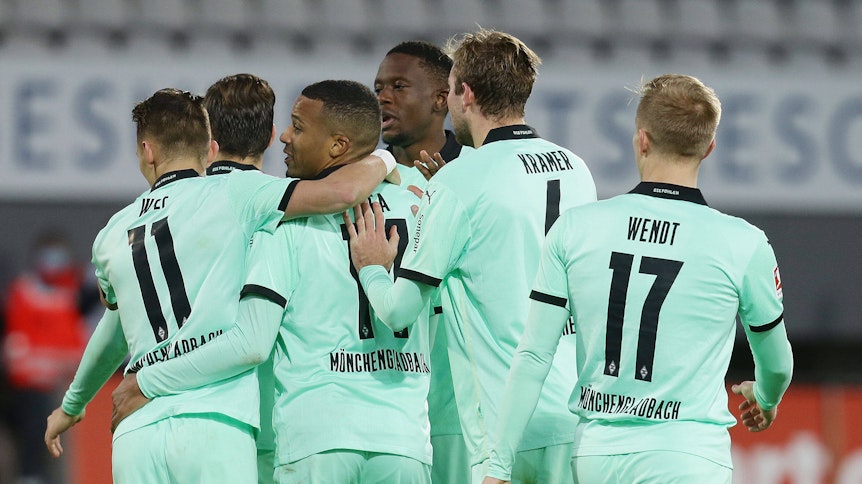 Das Team von Borussia Mönchengladbach bejubelt einen Treffer im Bundesliga-Spiel des 10. Spieltags beim SC Freiburg.