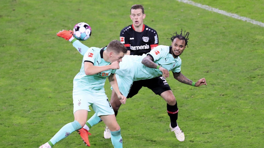 Borussias Spieler Valentino Lazaro (M.) erzielte am 8. November beim Bundesliga-Spiel in Leverkusen per Skorpion-Kick den Treffer zum 3:4-Endstand aus Gladbacher Sicht.