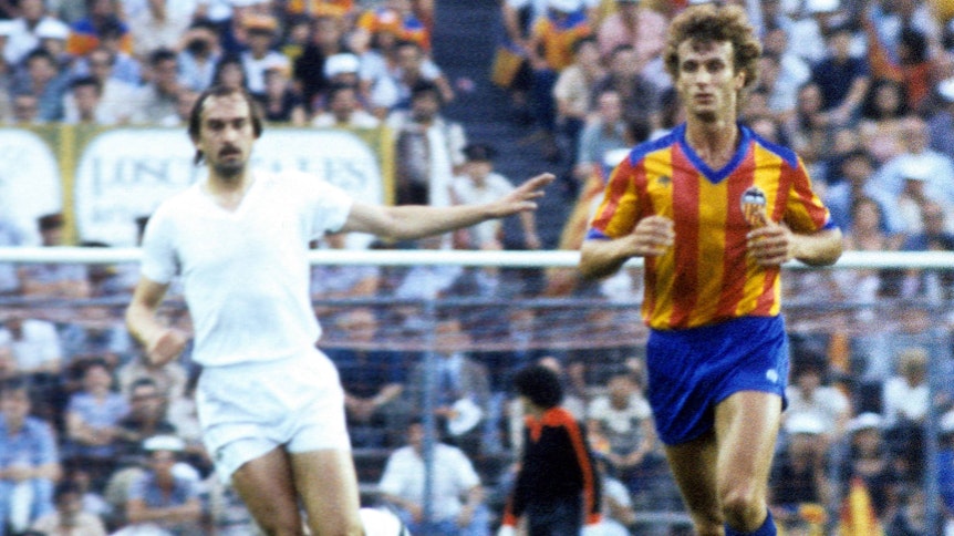 Uli Stielike (l.) von Real Madrid im Juni 1979 im Duell mit Rainer Bonhof (r.) vom FC Valencia.
