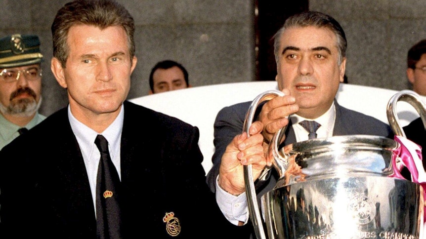 Am 21. Mai 1998 präsentieren Real-Madrid-Präsident Lorenzo Sanz (r.) und Trainer Jupp Heynckes (l.) am Flughafen von Madrid den wartenden Fans den Henkel-Pott, die Trophäe des Siegers der UEFA Champions League.