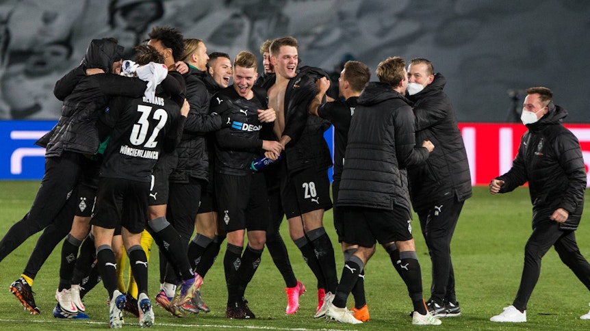 Borussias Spieler feiern das Erreichen des Achtelfinales trotz Niederlage in Madrid.