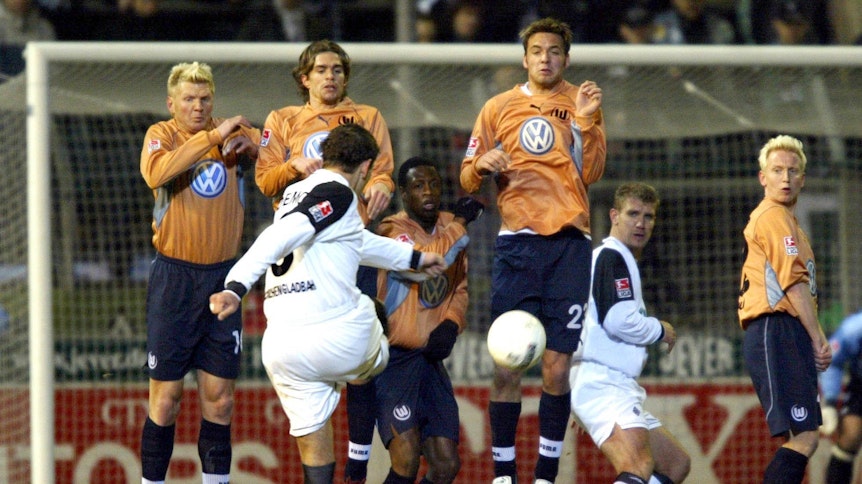 Igor Demo versucht sich im Nachholspiel gegen den VfL Wolfsburg 2003 per Freistoß.