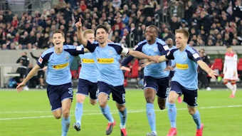 Borussias Lars Stindl (Mitte) ist gemeinsam mit seinen Team-Kollegen im Jubelrausch. Mit zwei Treffern hat der Kapitän großen Anteil am 4:1-Erfolg der Gladbacher beim Rheinland-Rivalen Fortuna Düsseldorf.