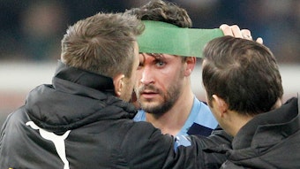 Borussias Mittelfeldspieler Tobias Strobl zog sich beim 4:1-Sieg in Düsseldorf eine blutende Kopfwunde zu.