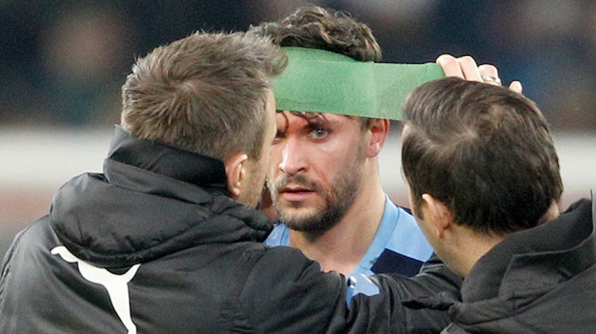 Borussias Mittelfeldspieler Tobias Strobl zog sich beim 4:1-Sieg in Düsseldorf eine blutende Kopfwunde zu.