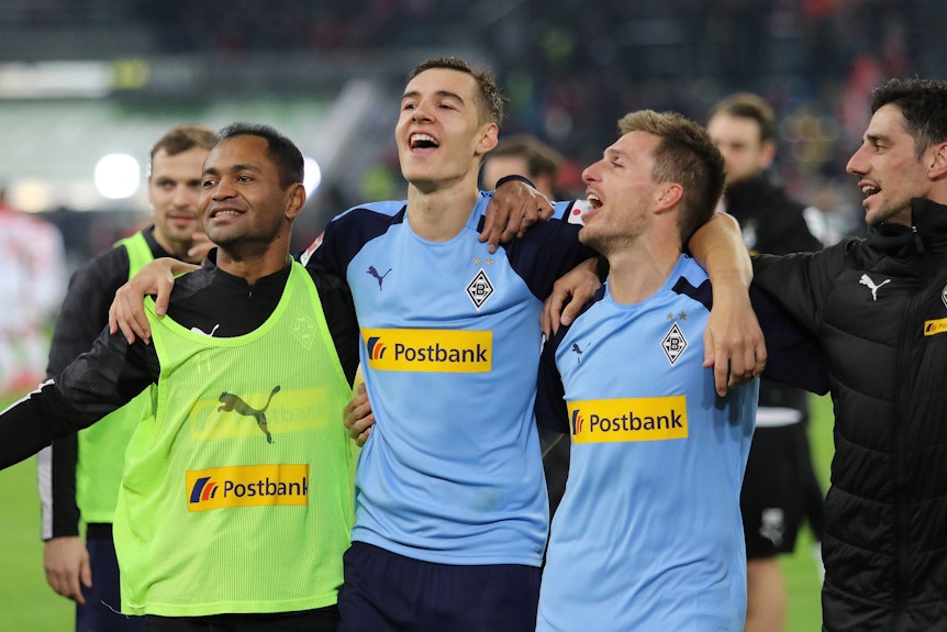 Auch nach dem Spiel Gladbachs Liebling: Florian Neuhaus (Mitte) feiert mit den Team-Kollegen den Auswärts-Coup in Düsseldorf.