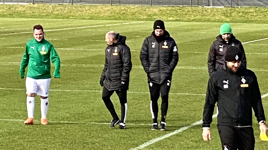 Nach dem Elfer-Duell schlenderte Fan Florian Wefers in aller Ruhe mit Borussias Trainer-Team um Marco Rose vom Gladbacher Trainingsgelände.