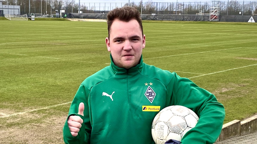 Erst ist an einem 11. November um 11.11 Uhr geboren worden und erlebte nun an Altweiber seinen großen Borussia-Traum: Fohlen-Fan Florian Wefers (20).