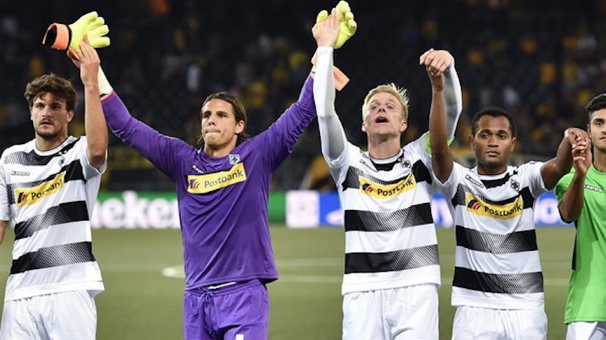 Torwart Yann Sommer wird in der kommenden Saison wohl nicht mehr mit allen Kollegen auf diesem Foto bei Borussia feiern.