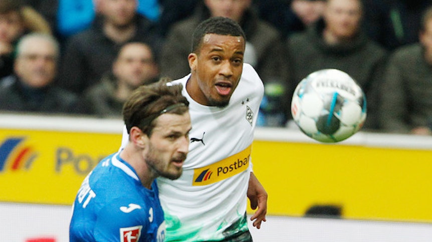 Borussias Stürmer Alassane Plea (r.), hier im Duell mit Havard Nordtveit, verschoss einen Handelfmeter beim Heim-Remis (1:1) gegen Hoffenheim.