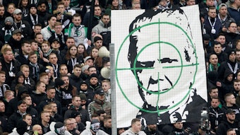 Ultras von Borussia Mönchengladbach zeigen einen Doppelhalter mit dem Gesicht von Hoffenheim-Mäzen Dietmar Hopp hinter einem Fadenkreuz.