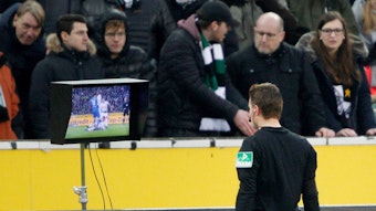 Schiedsrichter Felix Brych verbrachte beim Spiel zwischen Borussia Mönchengladbach und der TSG 1899 Hoffenheim viele Minuten am Fernseher.
