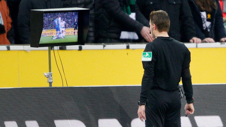 Schiedsrichter Felix Brych verbrachte beim Spiel zwischen Borussia Mönchengladbach und der TSG 1899 Hoffenheim viele Minuten am Fernseher.
