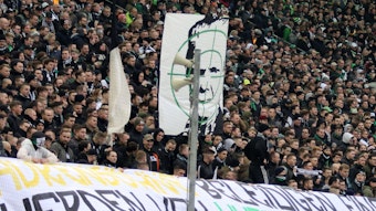 Hass-Banner im Borussia-Park gegen Hoffenheim. Noch während des Spiels distanziert sich der VfL von den Übeltätern. Doch wie können solche Transparente überhaupt ins Stadion gelangen?