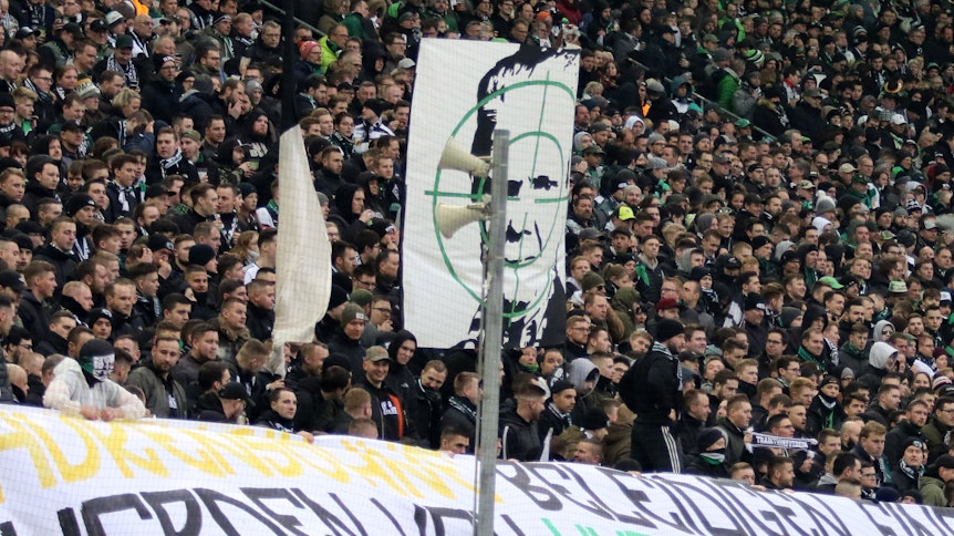 Hass-Banner im Borussia-Park gegen Hoffenheim. Noch während des Spiels distanziert sich der VfL von den Übeltätern. Doch wie können solche Transparente überhaupt ins Stadion gelangen?