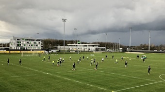 Im Hintergrund ziehen dunkle Wolken daran, im Vordergrund lässt Marco Rose zwei Teams gegeneinander antreten.
