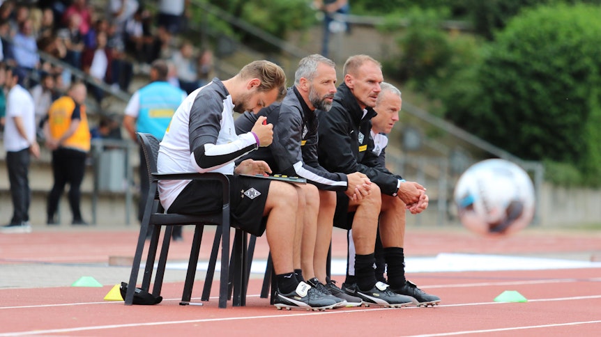 René Maric (links), Co-Trainer bei Borussia Mönchengladbach, schaut über den Tellerrand des Fußballs hinaus.