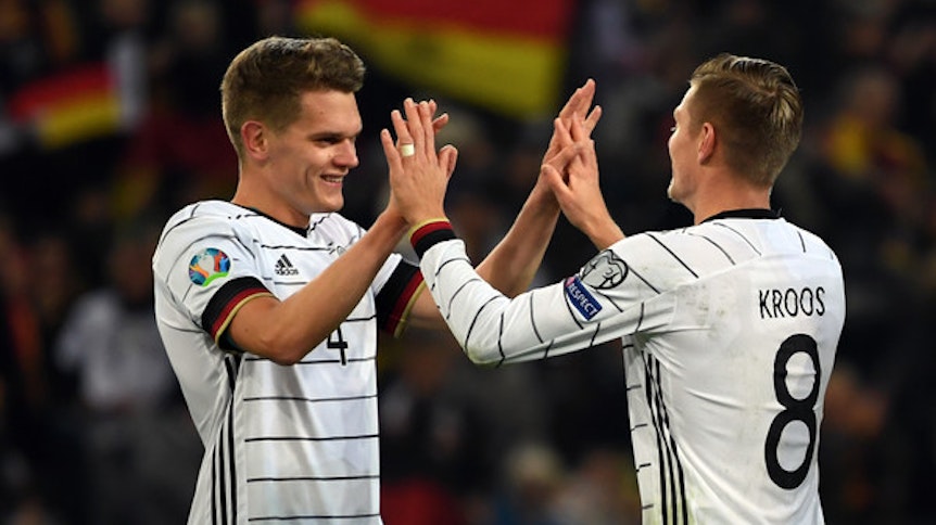 Deutschlands Toni Kroos (r.) jubelt mit Matthias Ginter über seinen Treffer im EM-Qualifikationsspiel gegen Weißrussland im Borussia-Park.