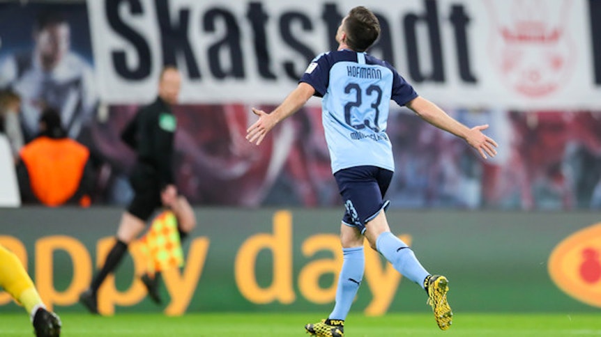 Jonas Hofmann bejubelt ein Tor. Nur zu gerne würde er nun beim Auswärtsspiel in Augsburg erneut für seine Mannschaft treffen.
