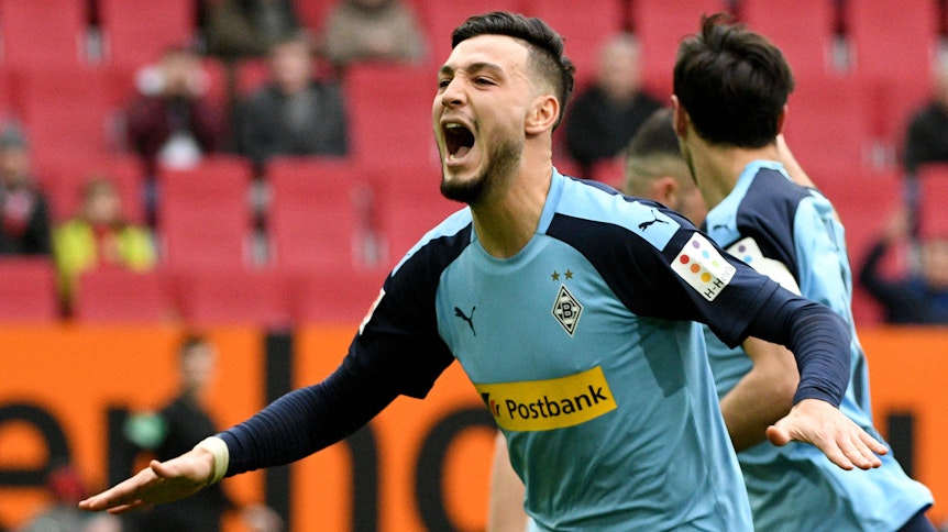 Ramy Bensebaini bejubelt das 1:0 für Borussia Mönchengladbach gegen den FC Augsburg.