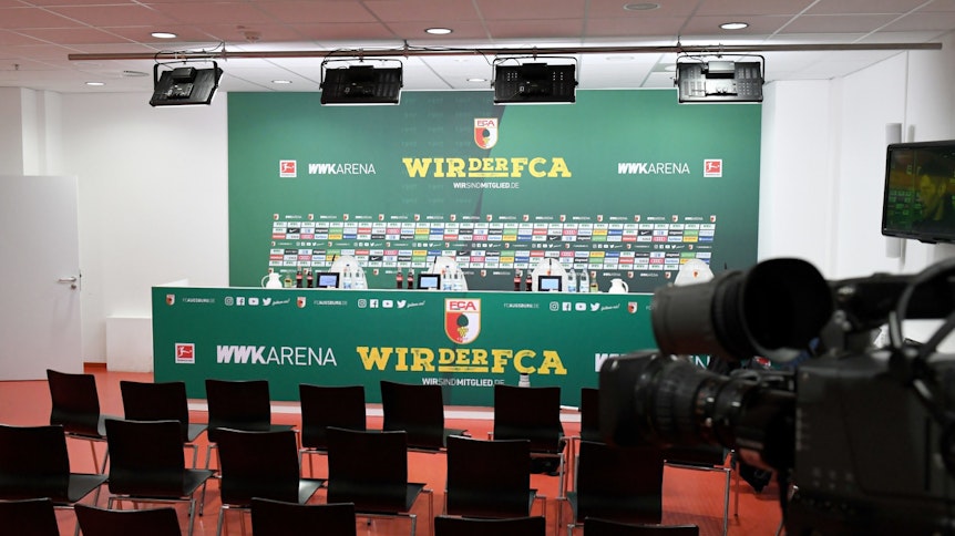 Der leere Presseraum der WWK-Arena in Augsburg.